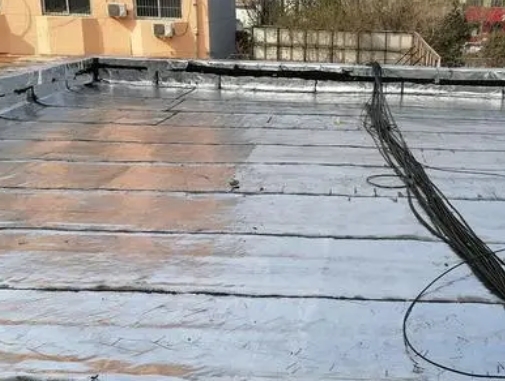 安仁卫生间漏水维修公司分享下安仁屋面楼顶防水刚性防水层施工要点。